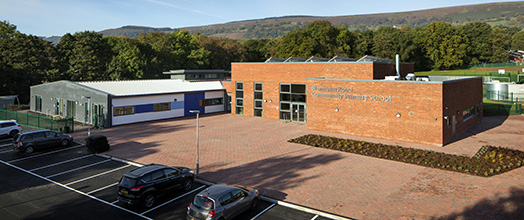 Ysgol Gynradd Gymunedol Heol Blenheim -  Golwg oddi uchod o du blaen yr ysgol