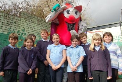 Dan Can yn ymweld â disgyblion yn Ysgol Gynradd Pont-y-moel