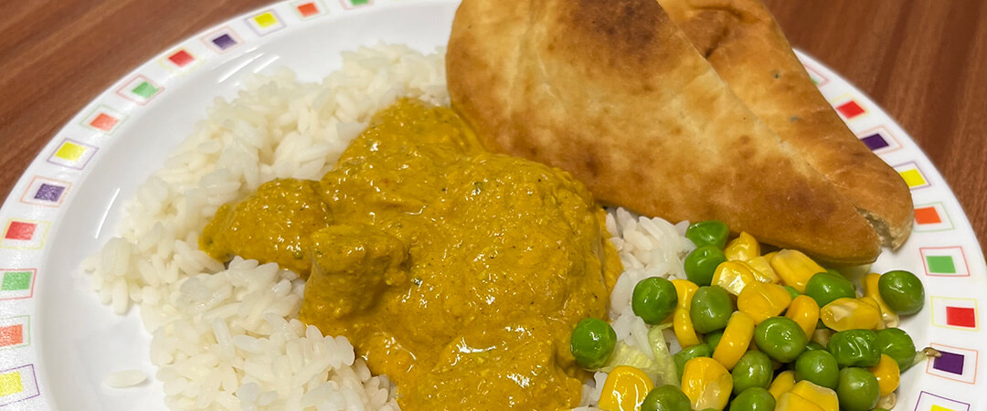 Quorn and vegetable curry served with rice, peas and sweetcorn and Naan bread