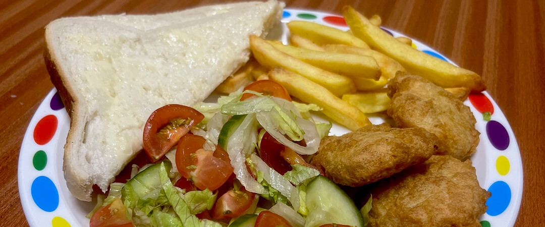 Chicken nuggets with chips, beans or salad, bread & spread