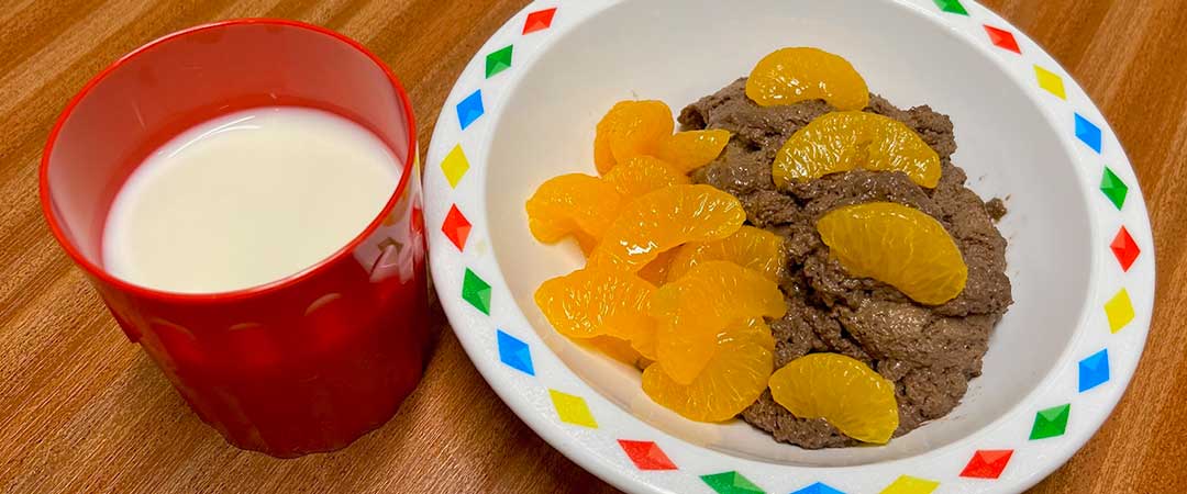 Chocolate whirl, with mandarins and a milk drink