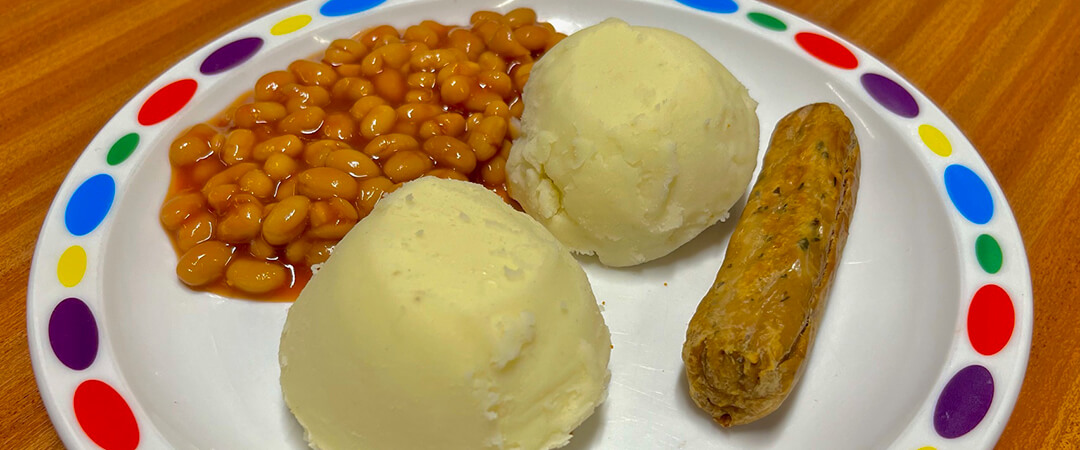 Quorn sausage (Ve) with mashed potato and baked beans