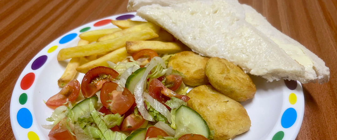 Vegetable nuggets (Ve) served with chips, beans or salad, bread & spread