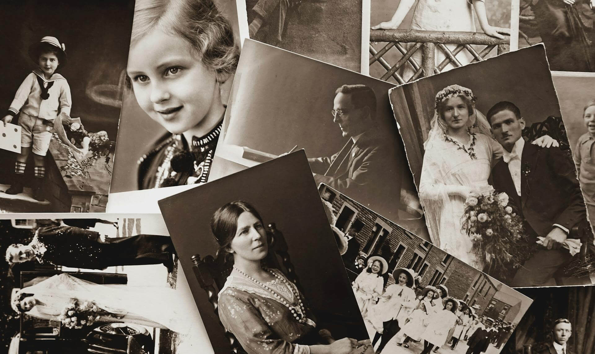 Grayscale photo of old pictures (Pexels - Suzy Hazelwood)