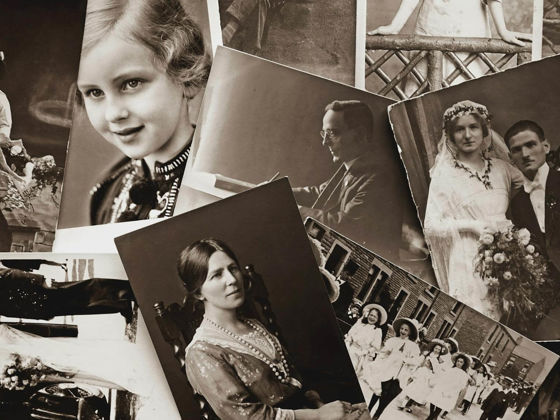 Grayscale photo of old pictures (Pexels - Suzy Hazelwood)