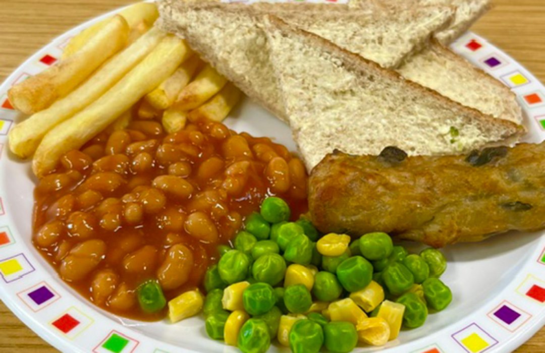 Glamorgan style sausage (v) served with chips, baked beans, peas and sweetcorn and bread and spread