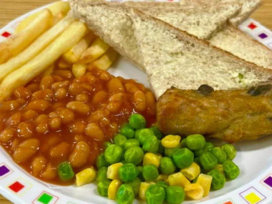 Glamorgan style sausage (v) served with chips, baked beans, peas and sweetcorn and bread and spread