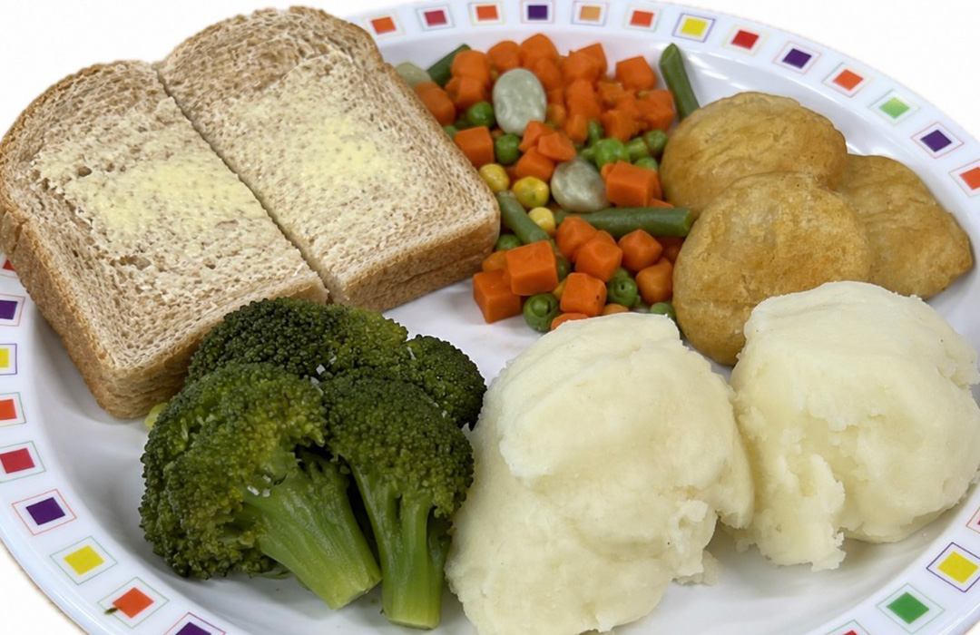 Quorn nuggets (Ve) served with mashed potatoes, broccoli, mixed vegetables, bread and spread