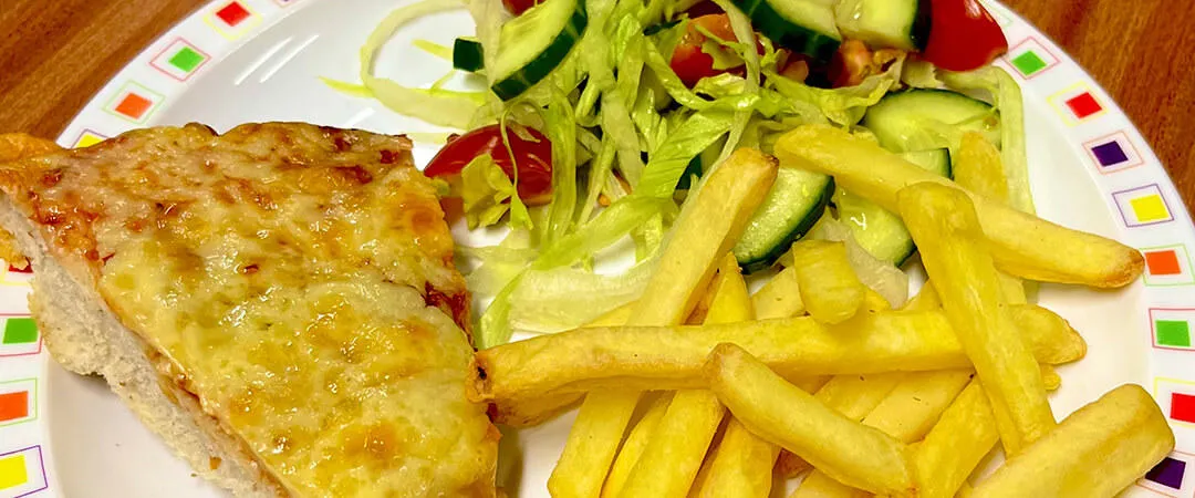Cheese and tomato pizza served with chips and side salad
