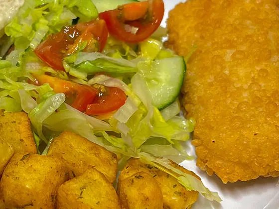 Double bubble salmon fillet* served with herby diced potatoes, peas or mixed salad, bread and spread