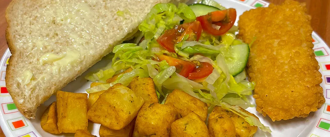 Double bubble salmon fillet* served with herby diced potatoes, peas or mixed salad, bread and spread