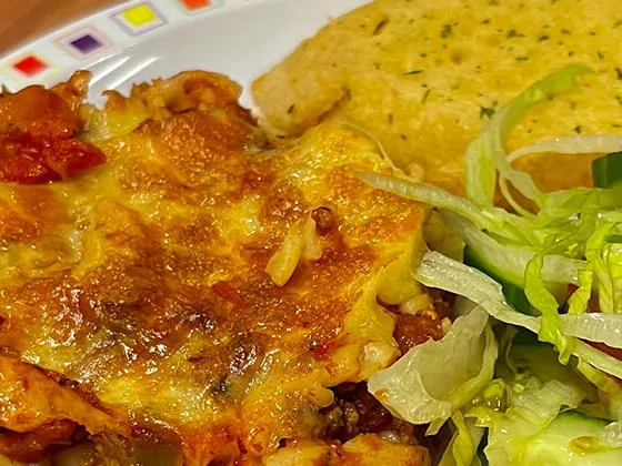 Quorn and vegetable pasta bake (V) served with salad and garlic bread