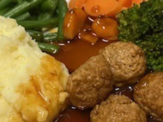 Quorn balls in gravy served with mashed potato, broccoli, carrots, green beans and gravy